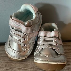 Stride Rite size 3.5 w silver toddler shoe